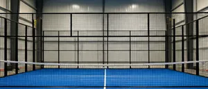 Cancha de pádel cubierta con iluminación profesional